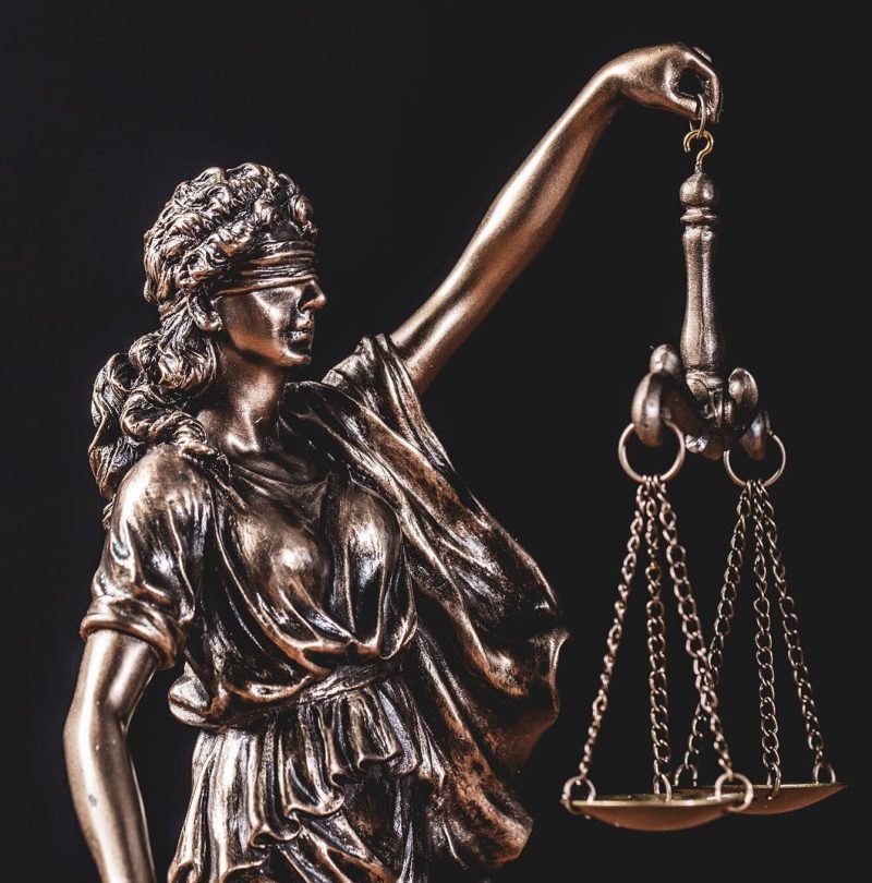 themis-statue-holding-a-scale-Q8JZGEY-min.jpg